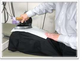 スーツズボンアイロン掛け